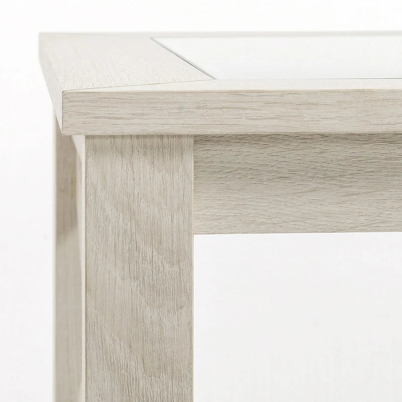 Traditioneller Beistelltisch mit Holzgestell, Tischplatte aus gehärtetem Glas und darunterliegendem Ablageboden, Weißeiche