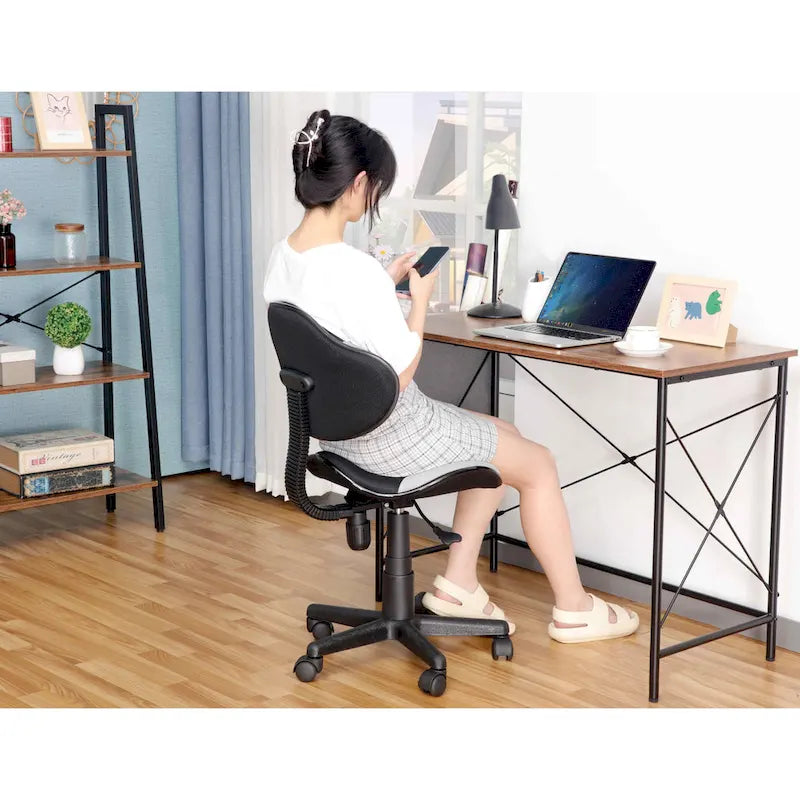 Sedia da ufficio ergonomica in rete con seduta imbottita e base girevole