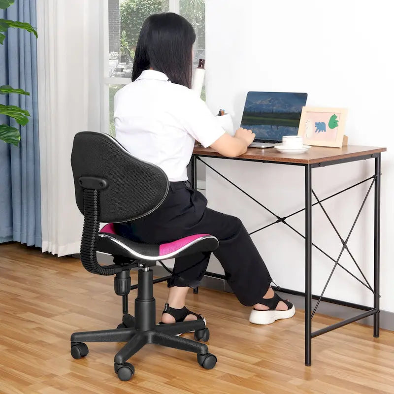 Sedia da ufficio ergonomica in rete con seduta imbottita e base girevole